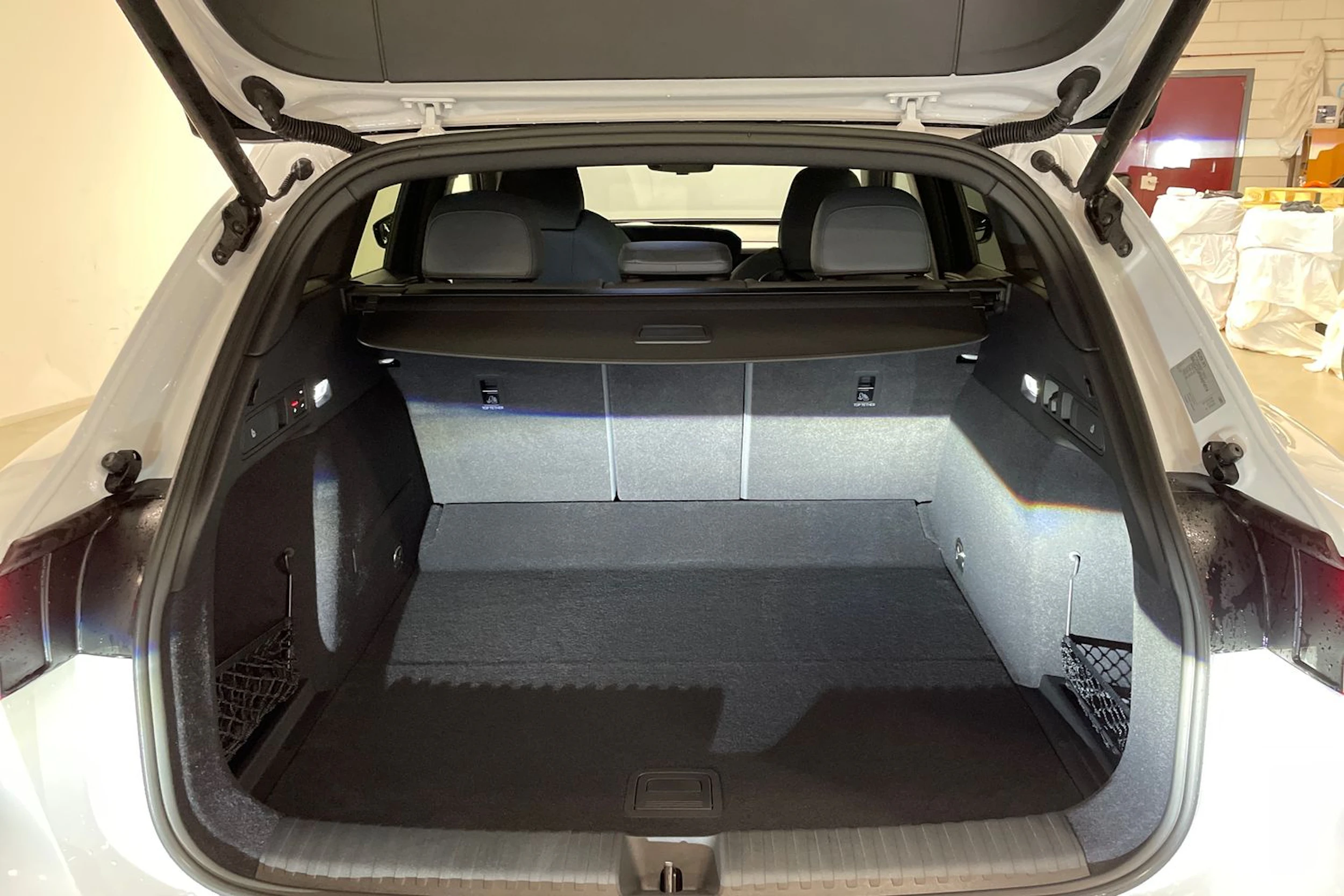 valkoinen Audi Q6 e-tron 2026 kuva 11.