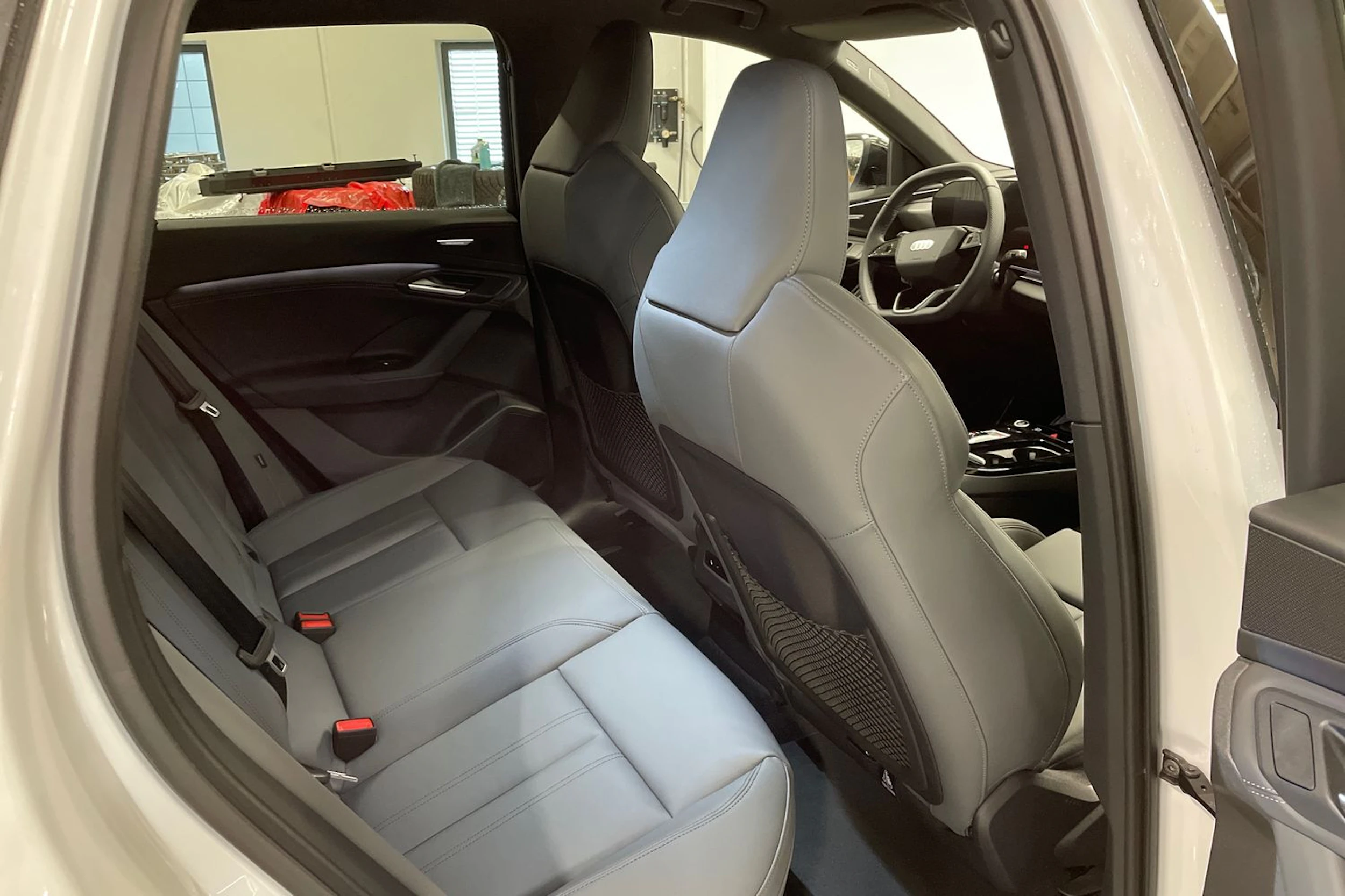 valkoinen Audi Q6 e-tron 2026 kuva 13.