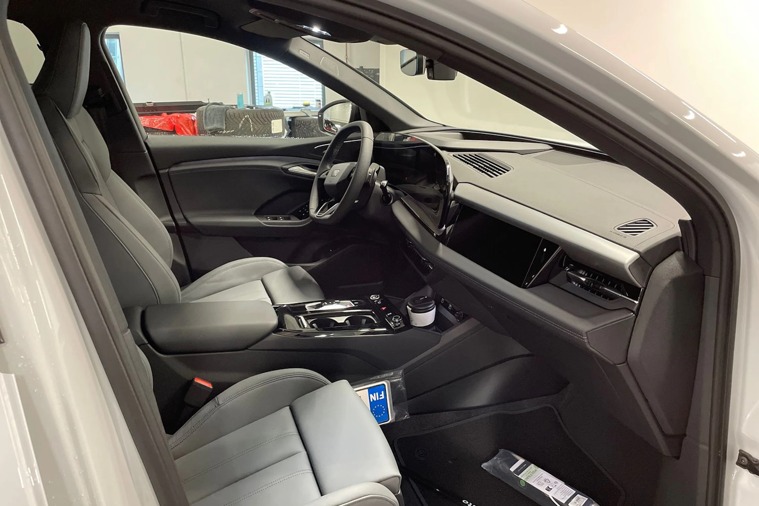 valkoinen Audi Q6 e-tron 2026 kuva 14.