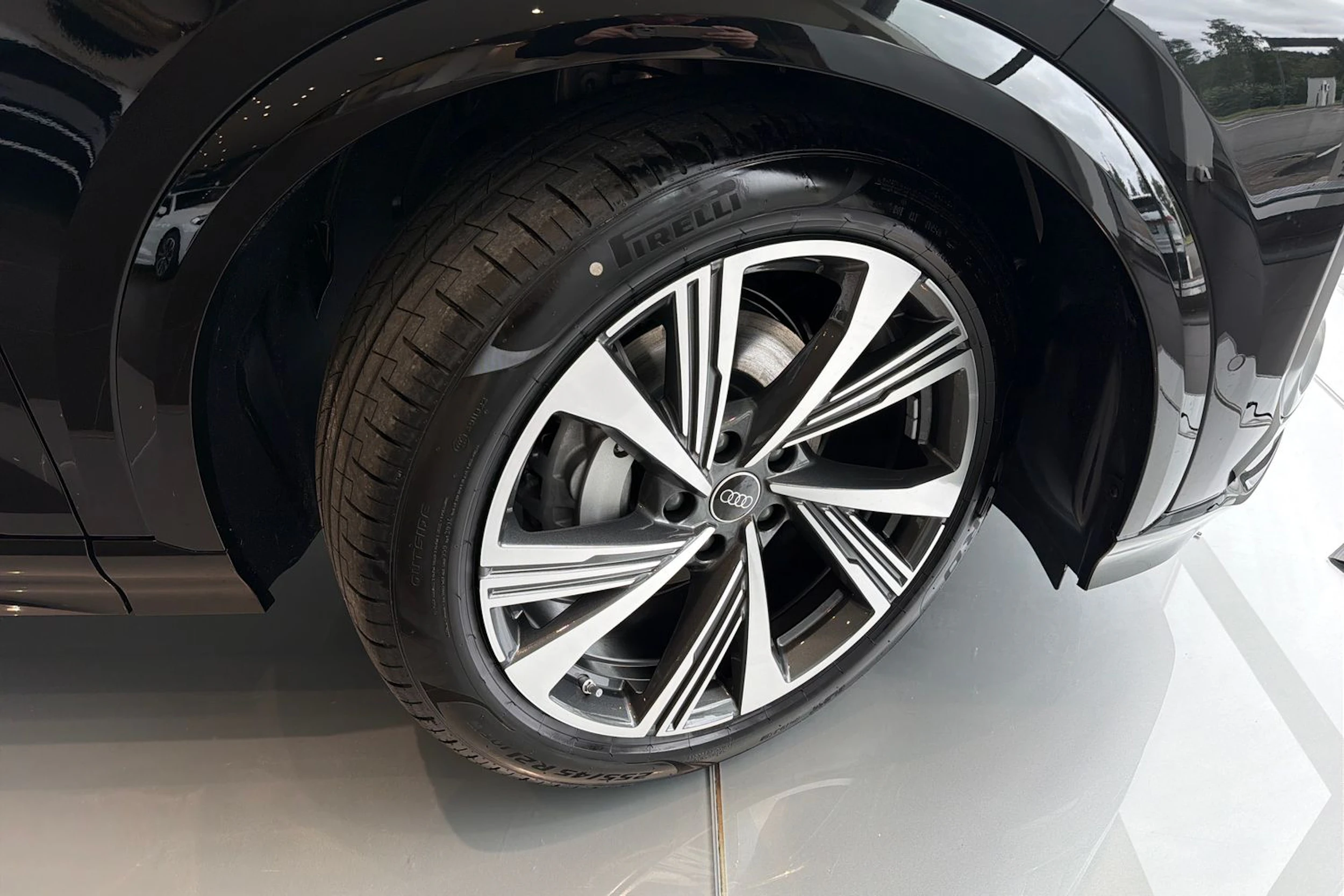 musta Audi Q6 e-tron 2026 kuva 10.