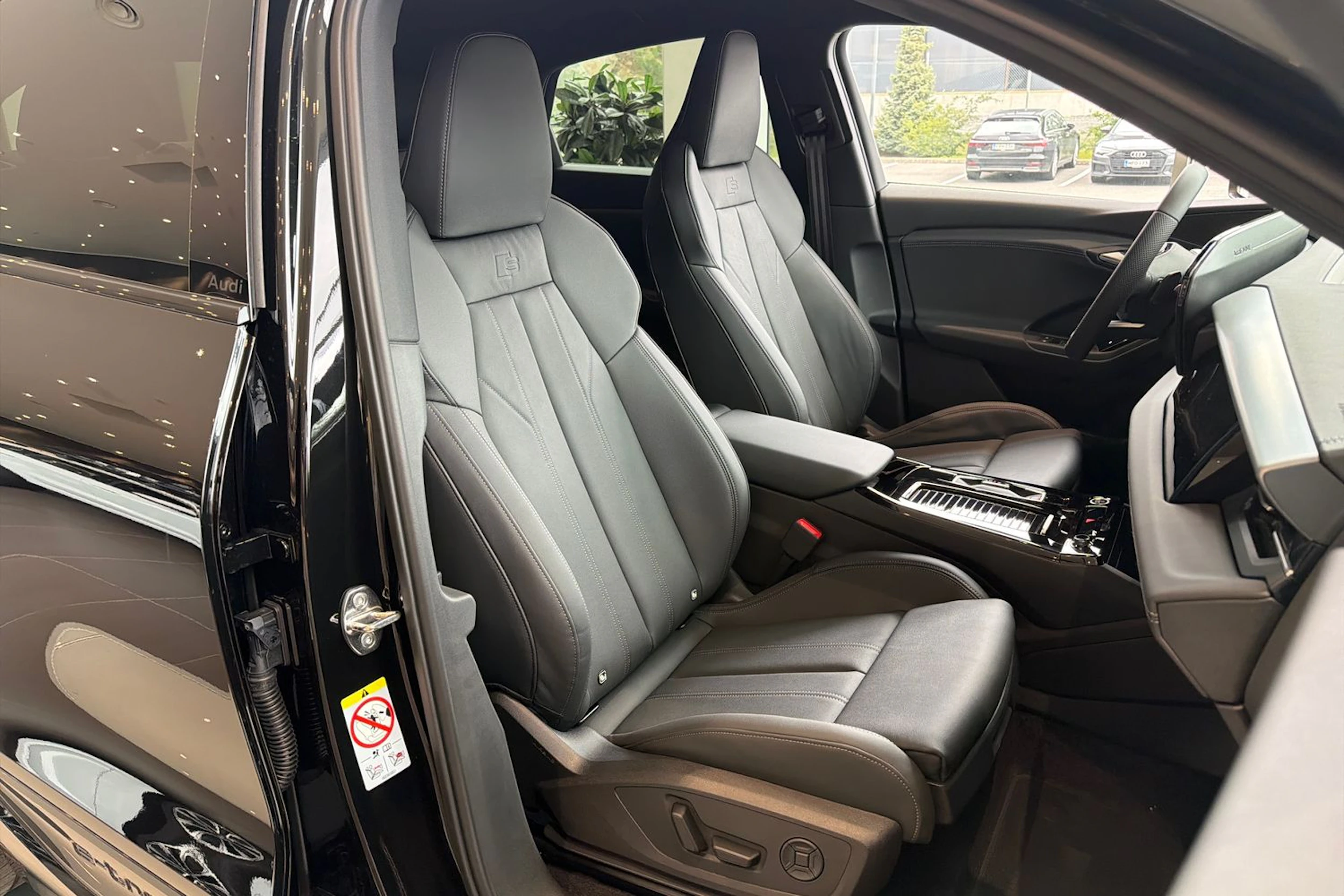 musta Audi Q6 e-tron 2026 kuva 18.