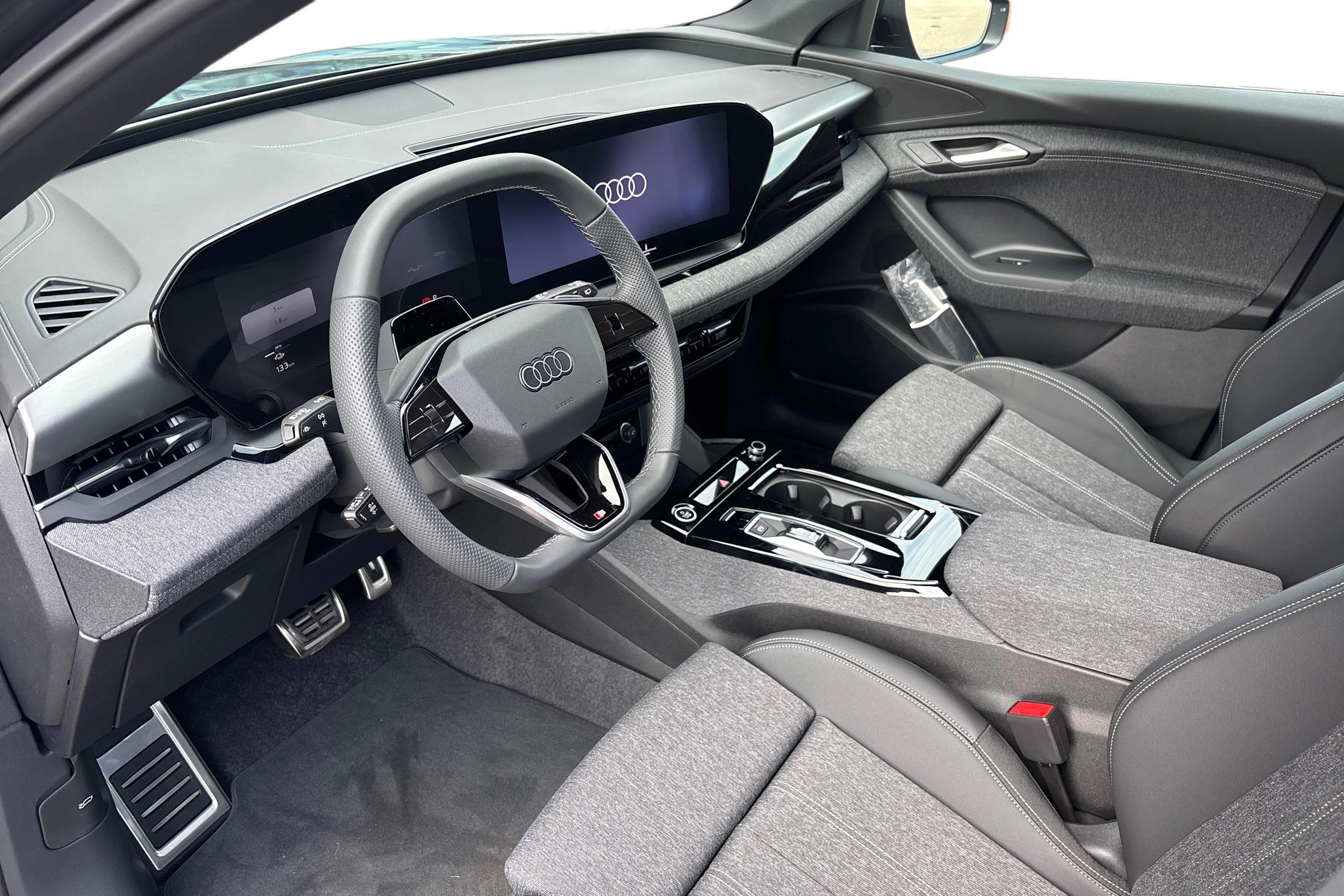 harmaa Audi Q6 e-tron 2026 kuva 6.