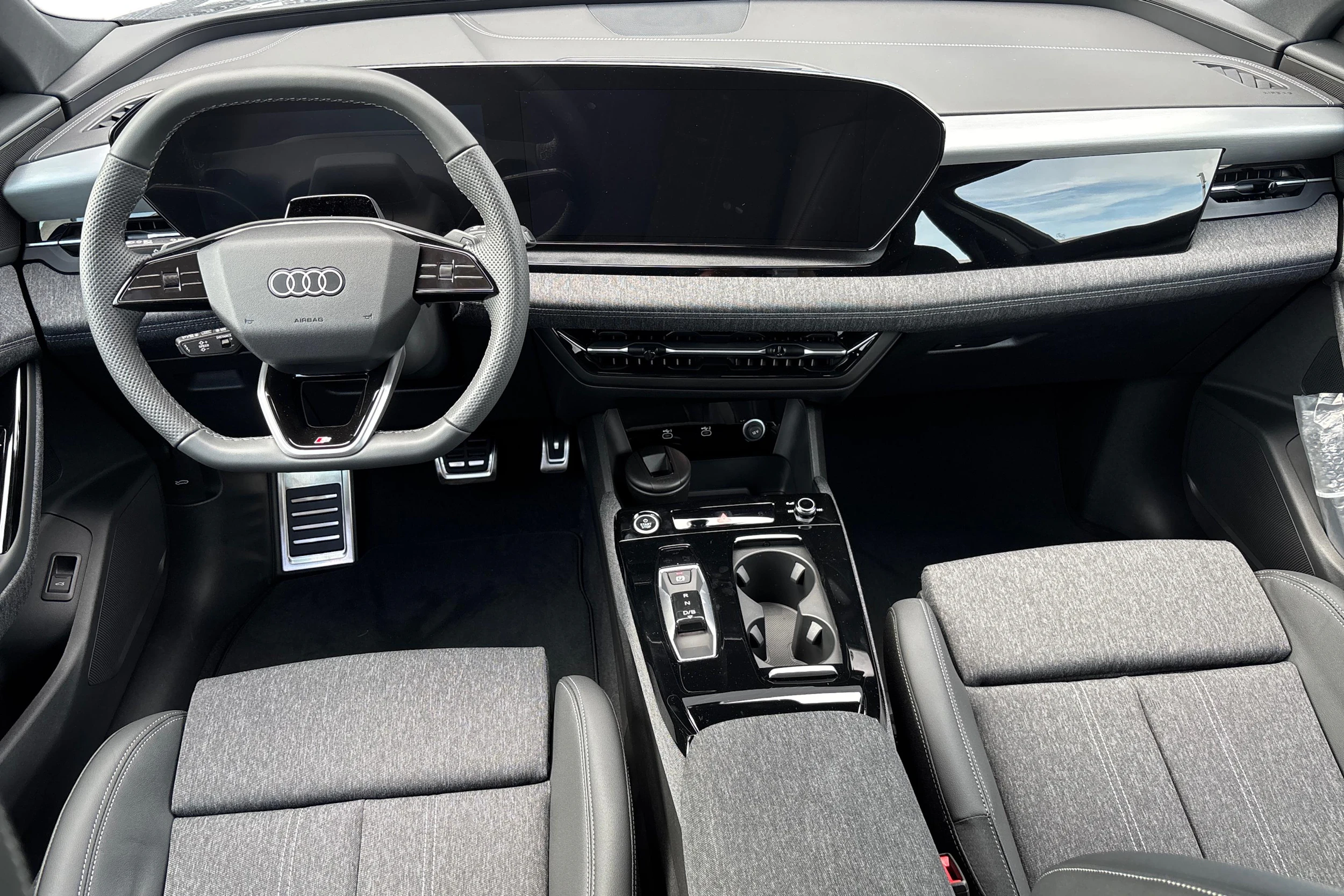 harmaa Audi Q6 e-tron 2026 kuva 7.