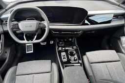 harmaa Audi Q6 e-tron 2026 kuva 7.