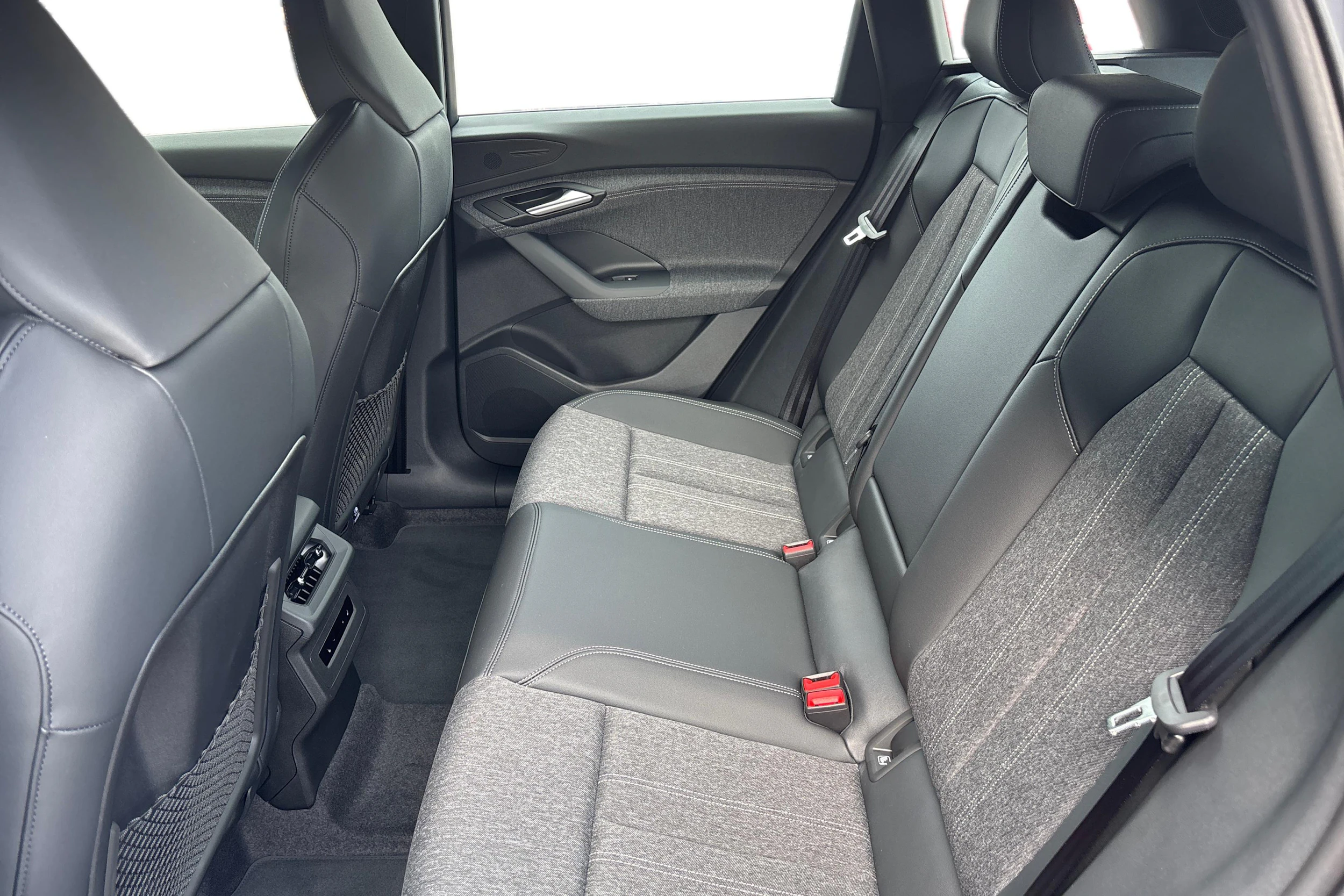 harmaa Audi Q6 e-tron 2026 kuva 8.