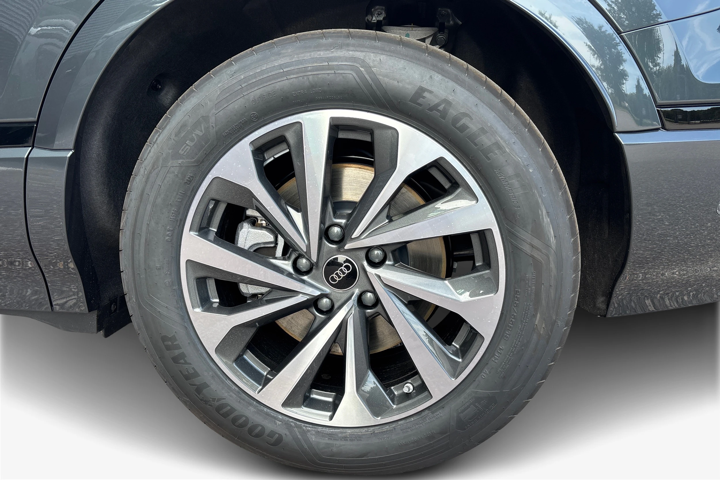 harmaa Audi Q6 e-tron 2026 kuva 9.