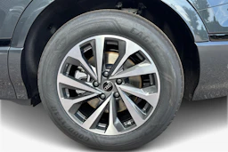 harmaa Audi Q6 e-tron 2026 kuva 9.
