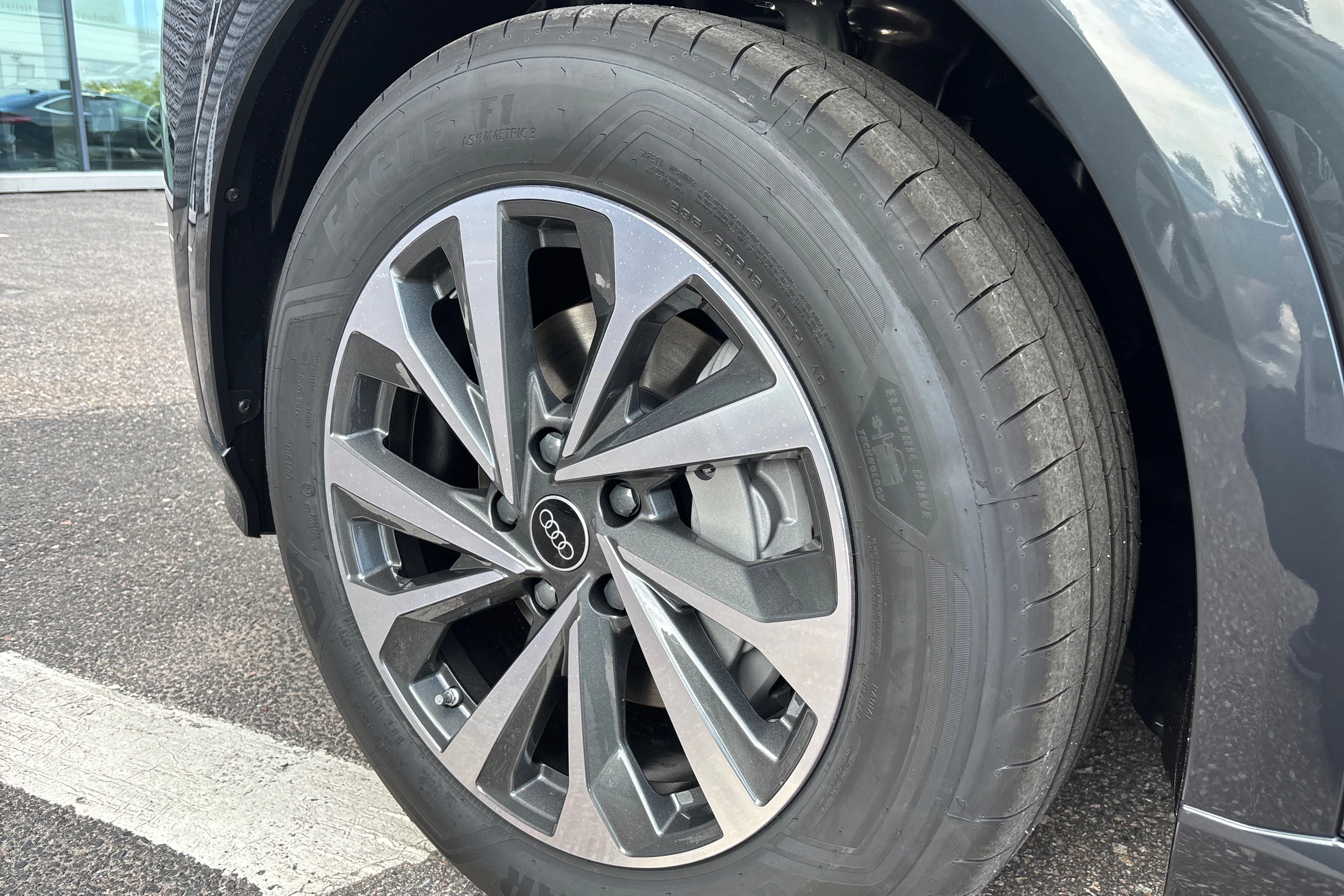 harmaa Audi Q6 e-tron 2026 kuva 10.
