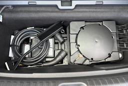 harmaa Audi Q6 e-tron 2026 kuva 12.
