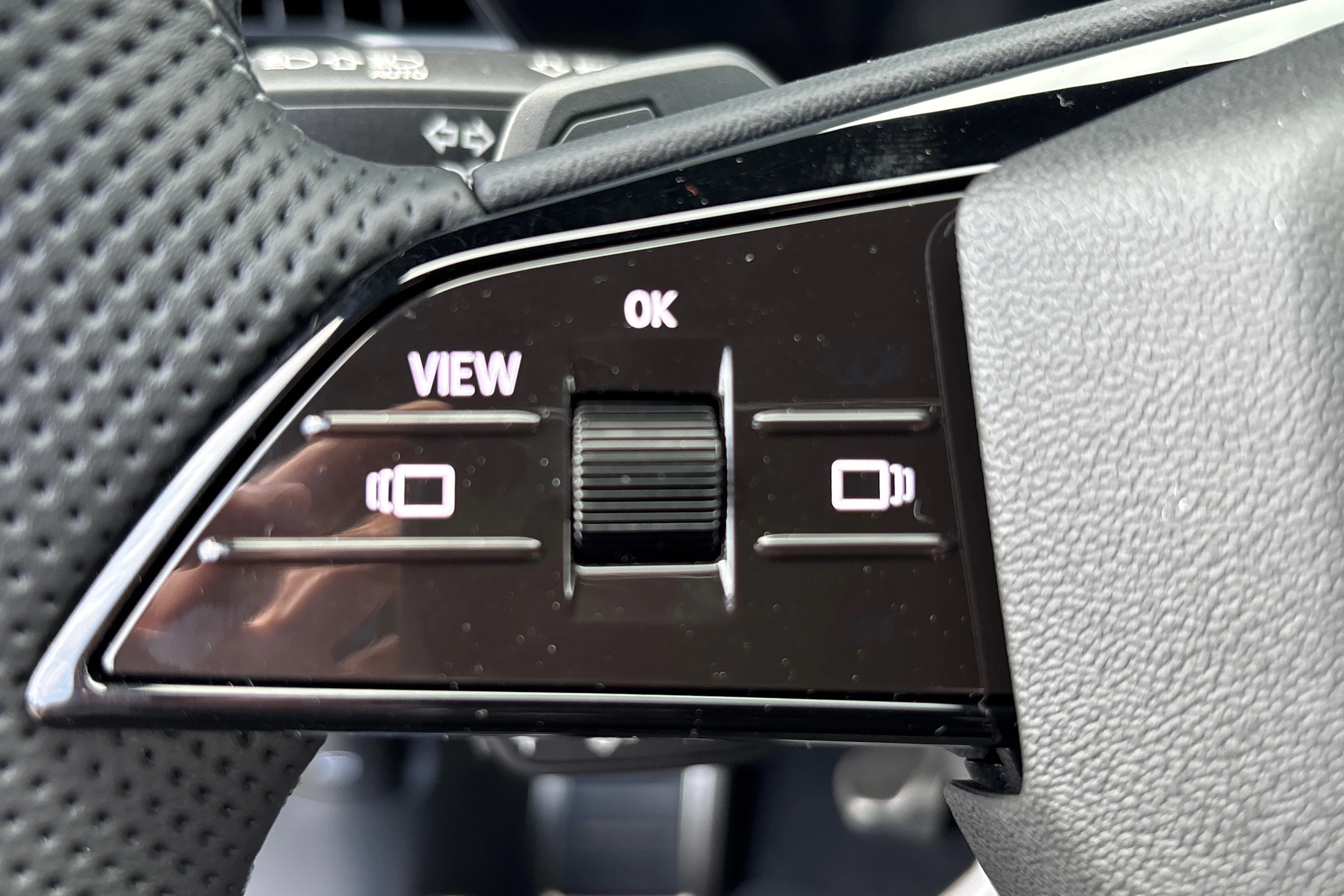 harmaa Audi Q6 e-tron 2026 kuva 13.