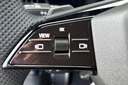 harmaa Audi Q6 e-tron 2026 kuva 13.