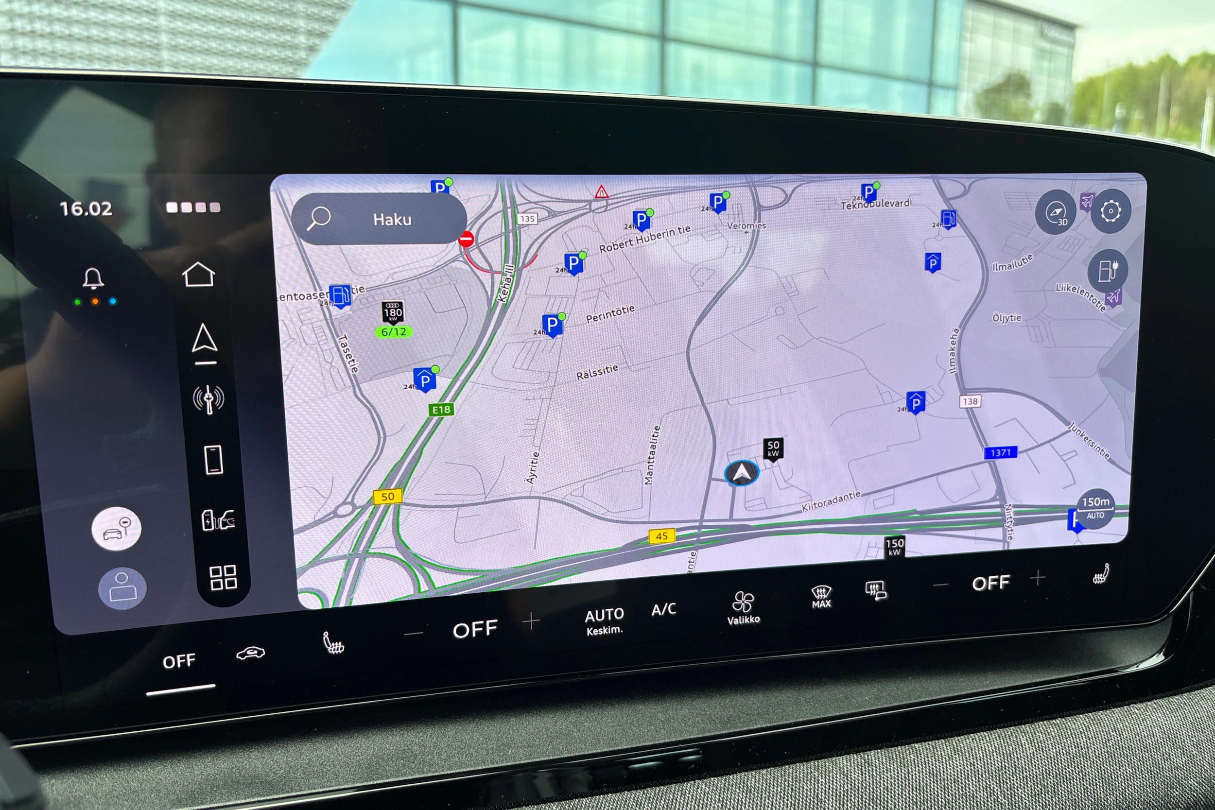 harmaa Audi Q6 e-tron 2026 kuva 15.