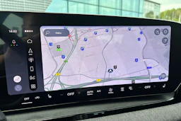 harmaa Audi Q6 e-tron 2026 kuva 15.