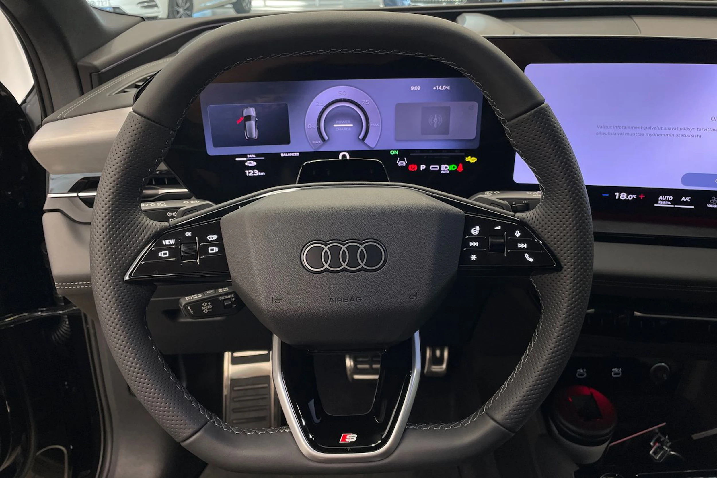 met. musta Audi Q6 e-tron 2026 kuva 13.