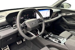 harmaa Audi Q6 e-tron 2026 kuva 6.