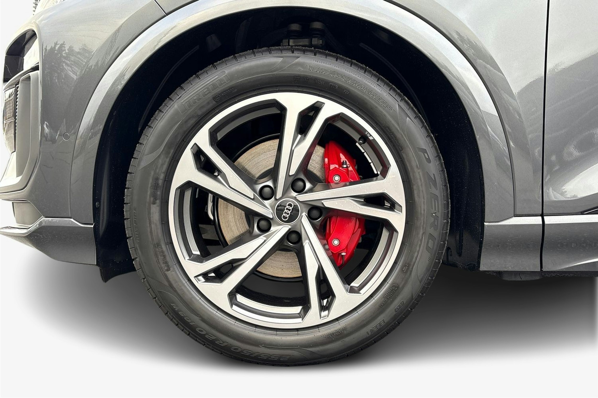 harmaa Audi Q6 e-tron 2026 kuva 9.