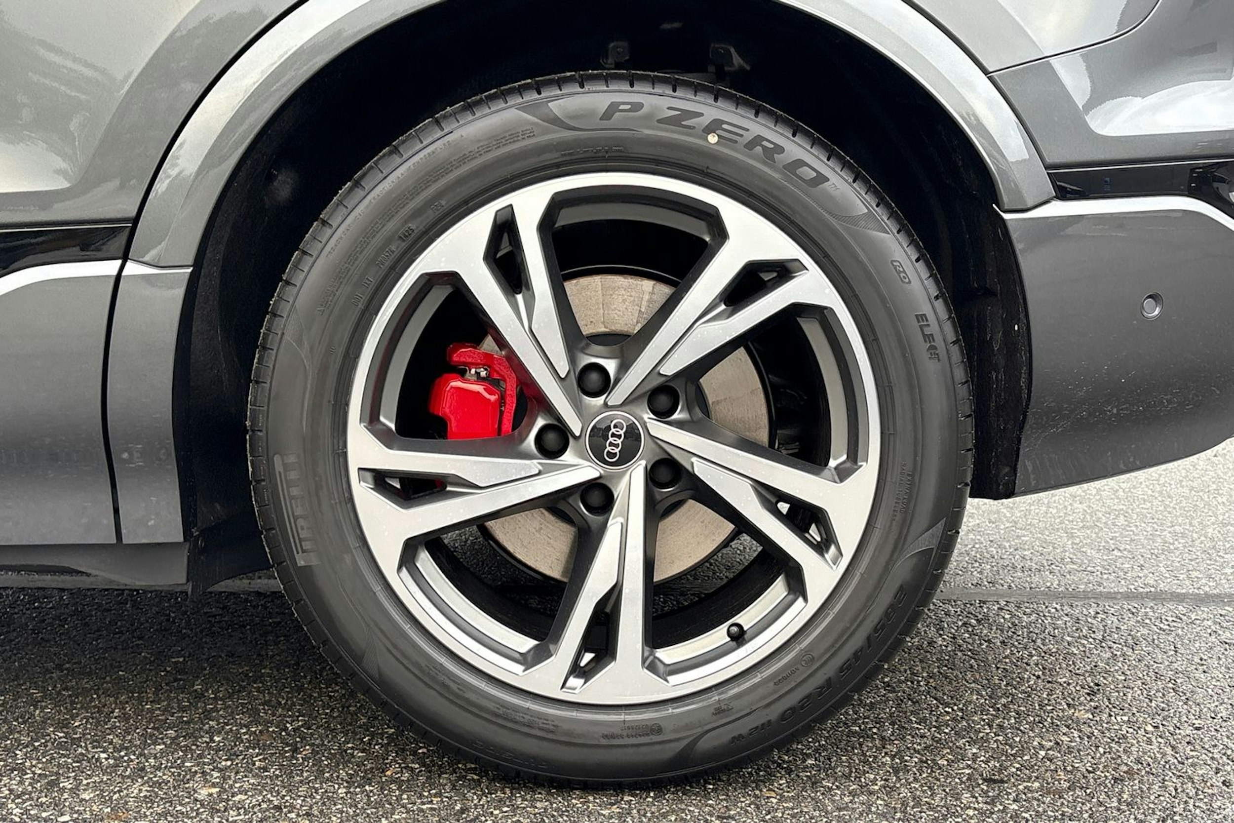 harmaa Audi Q6 e-tron 2026 kuva 10.