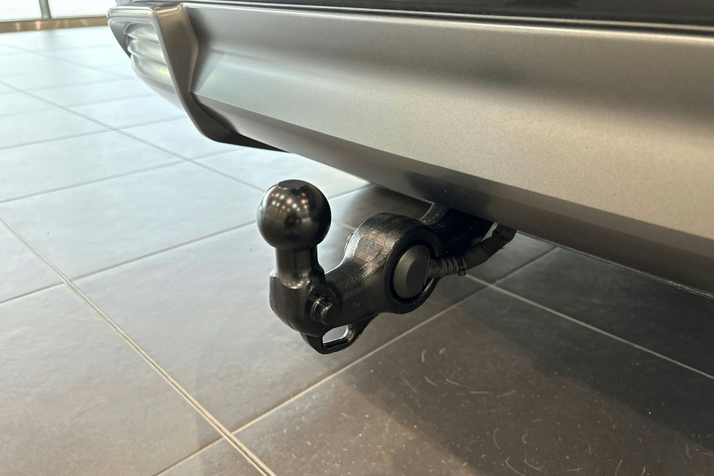 harmaa Audi Q6 e-tron 2026 kuva 11.