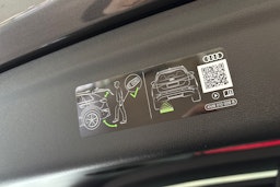 harmaa Audi Q6 e-tron 2026 kuva 12.