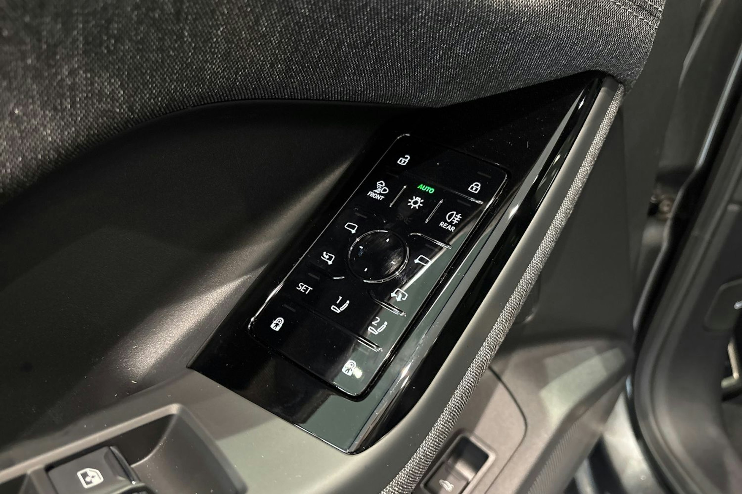 harmaa Audi Q6 e-tron 2026 kuva 14.