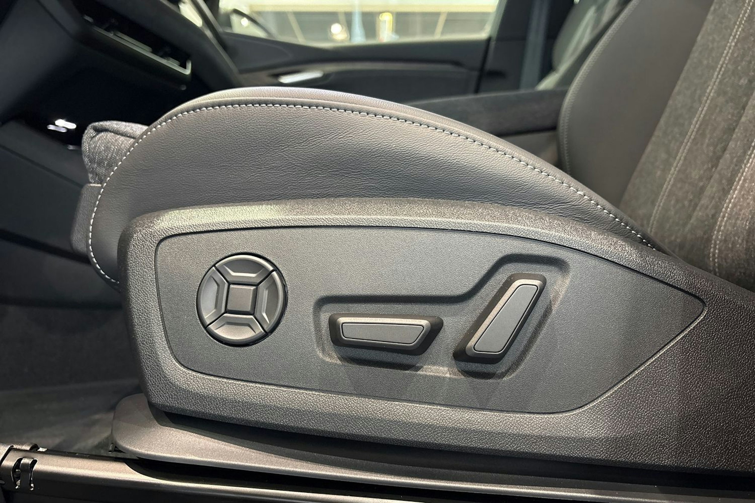 harmaa Audi Q6 e-tron 2026 kuva 15.