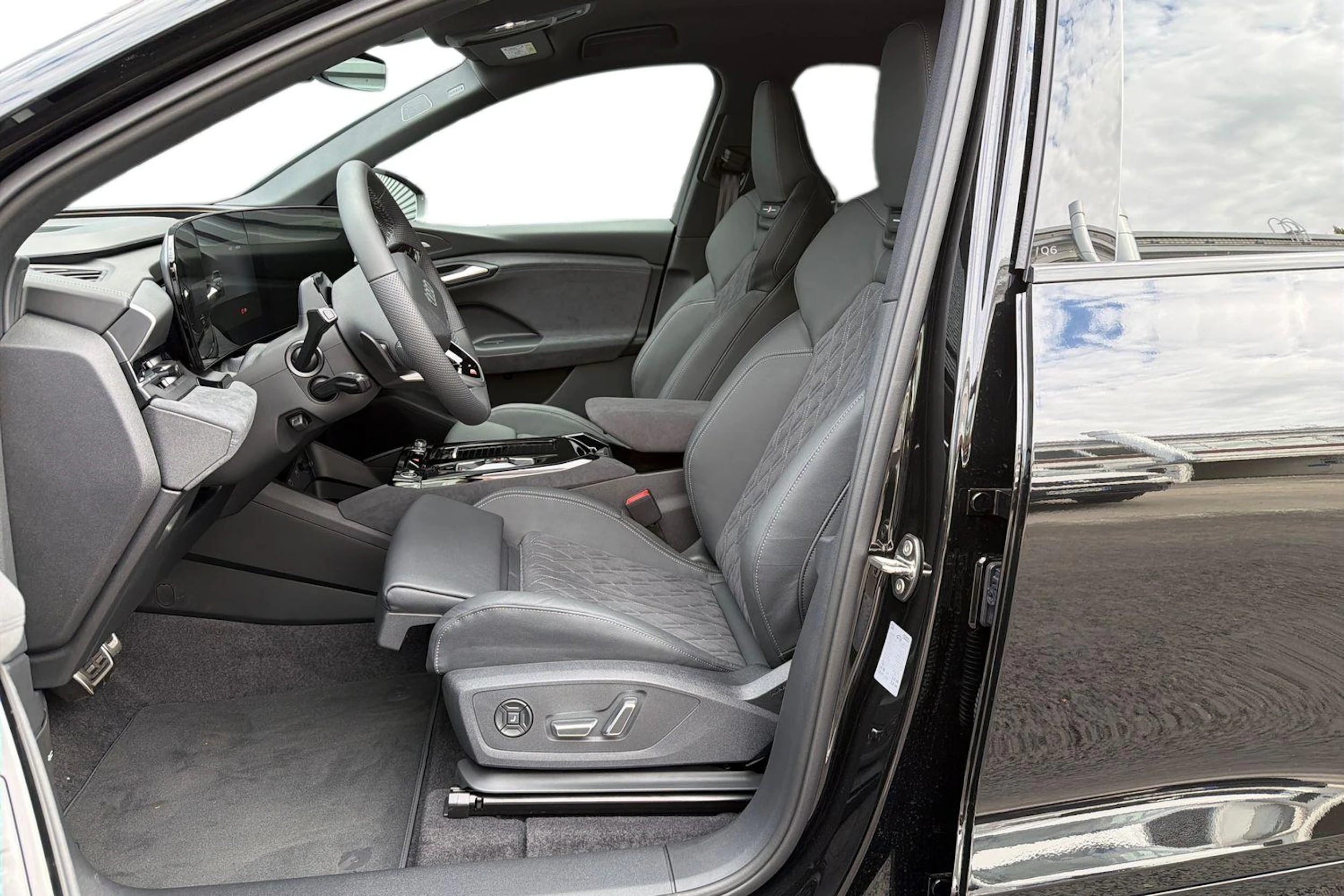musta Audi Q6 e-tron 2026 kuva 6.