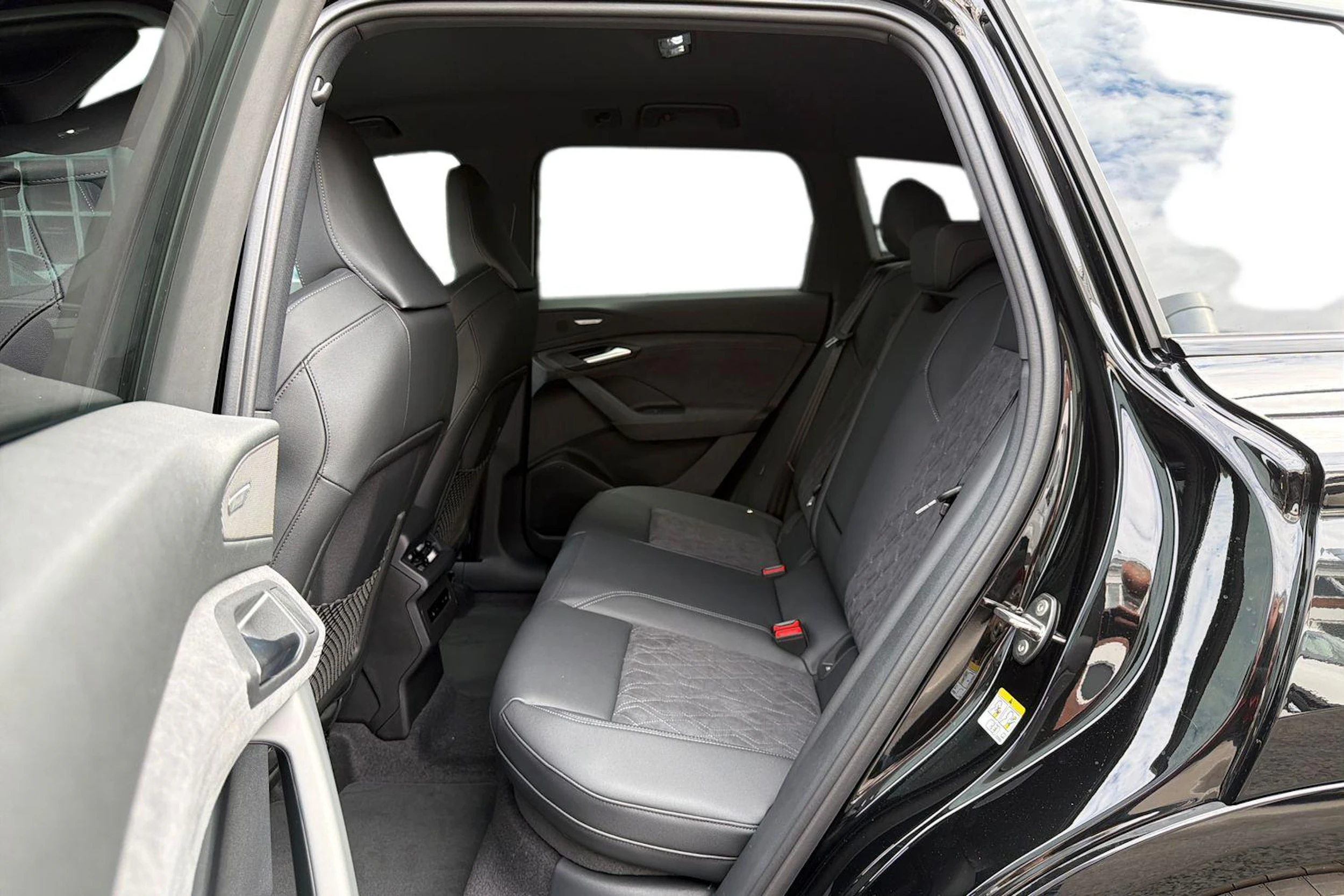 musta Audi Q6 e-tron 2026 kuva 8.