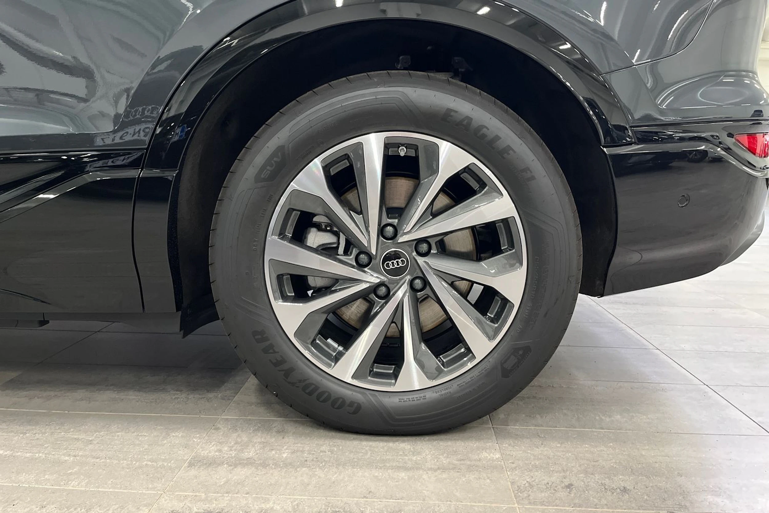 met. harmaa Audi Q6 e-tron 2026 kuva 10.