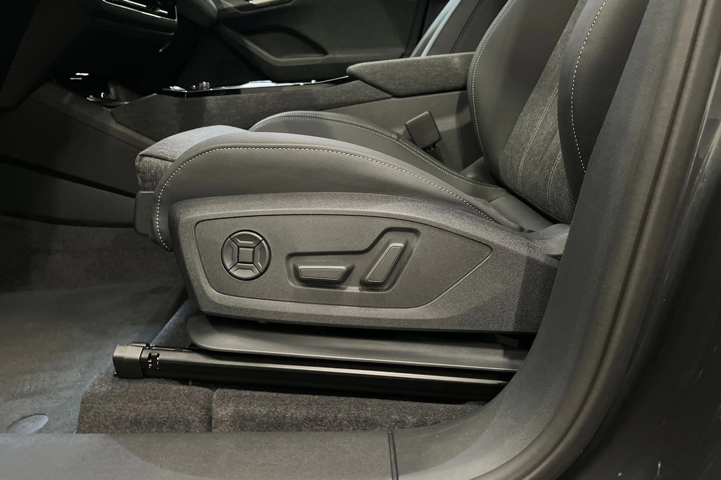 met. harmaa Audi Q6 e-tron 2026 kuva 11.