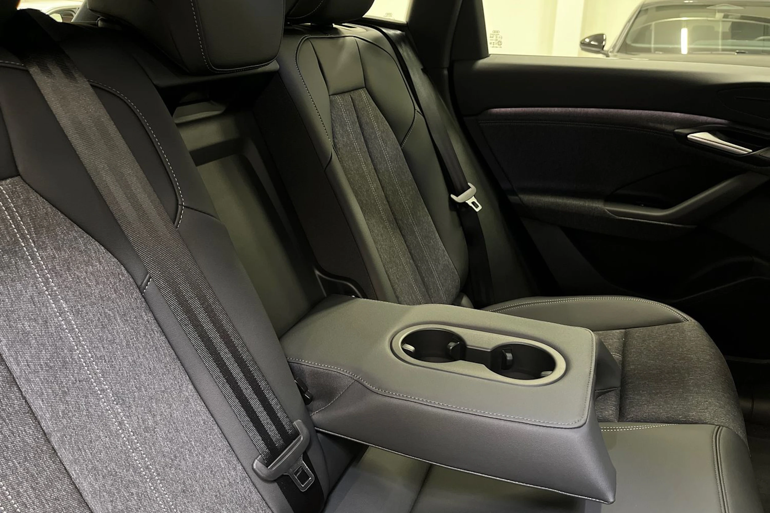 met. harmaa Audi Q6 e-tron 2026 kuva 14.