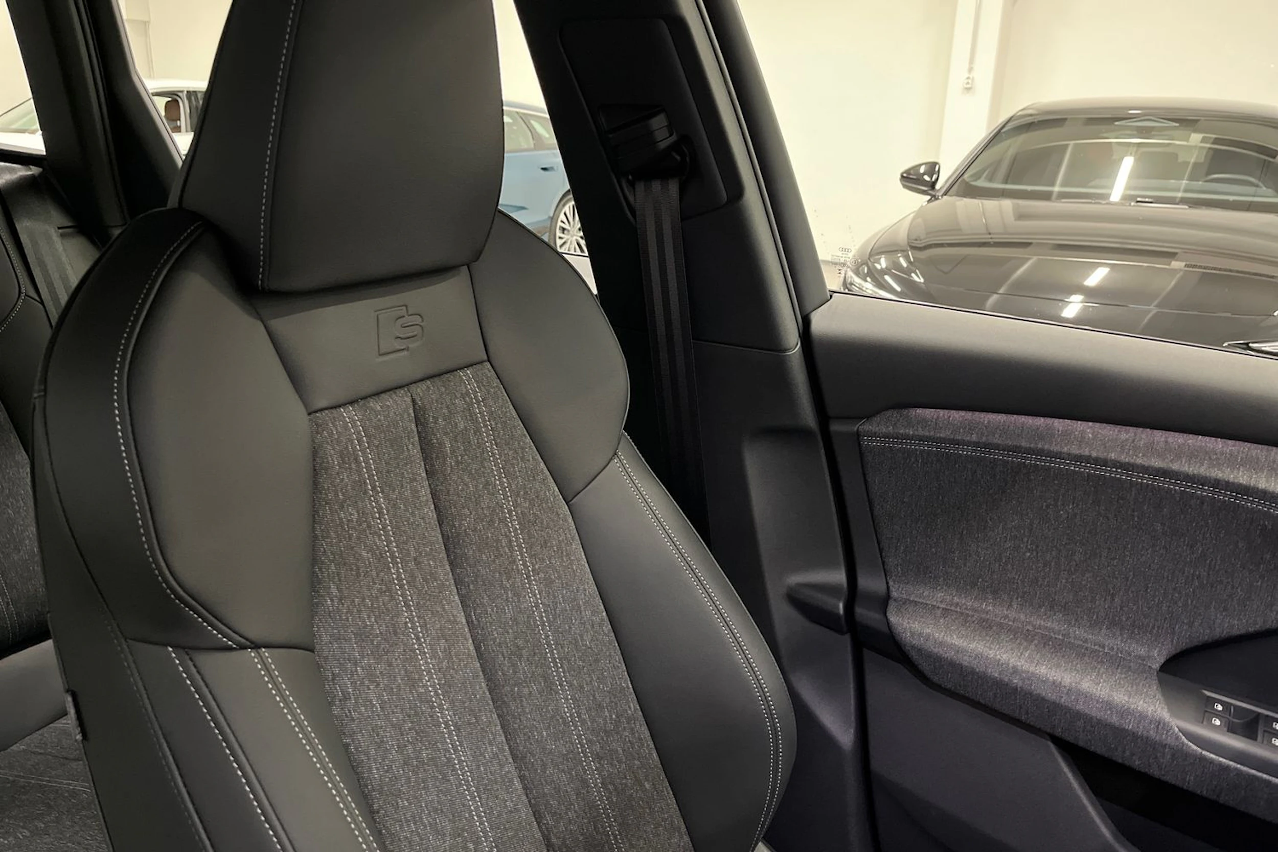 met. harmaa Audi Q6 e-tron 2026 kuva 15.