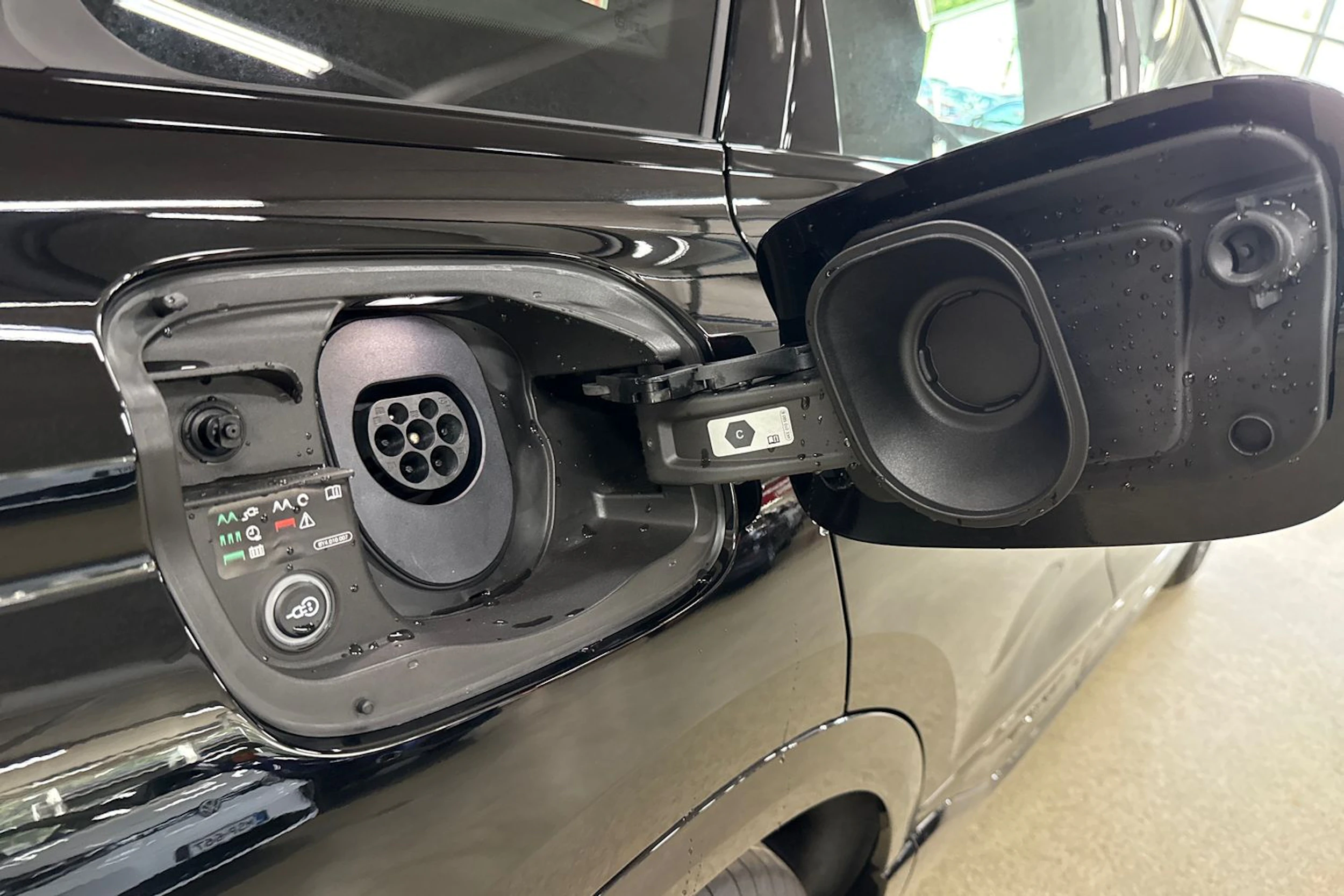 met. musta Audi Q6 e-tron 2026 kuva 17.