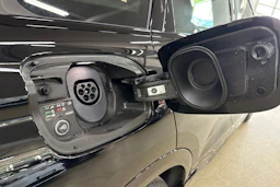 met. musta Audi Q6 e-tron 2026 kuva 17.