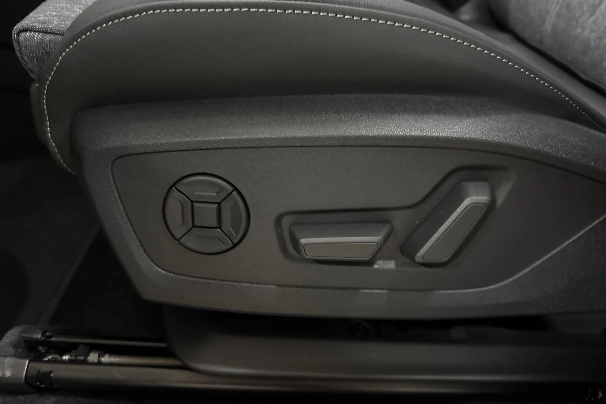 met. musta Audi Q6 e-tron 2026 kuva 19.