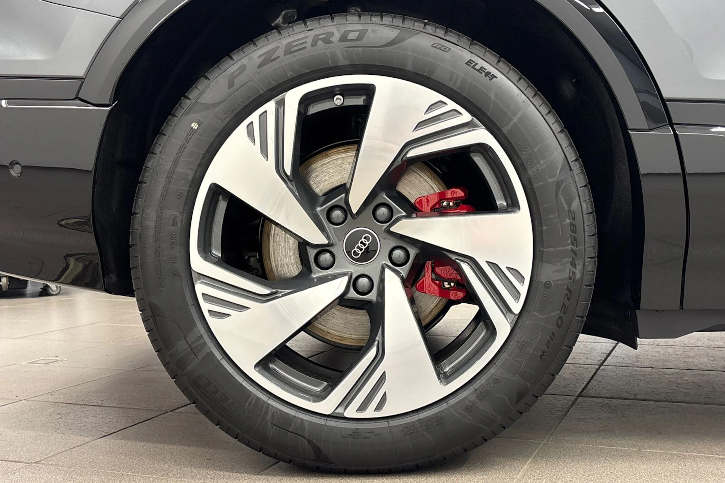 met. harmaa Audi Q6 e-tron 2026 kuva 10.