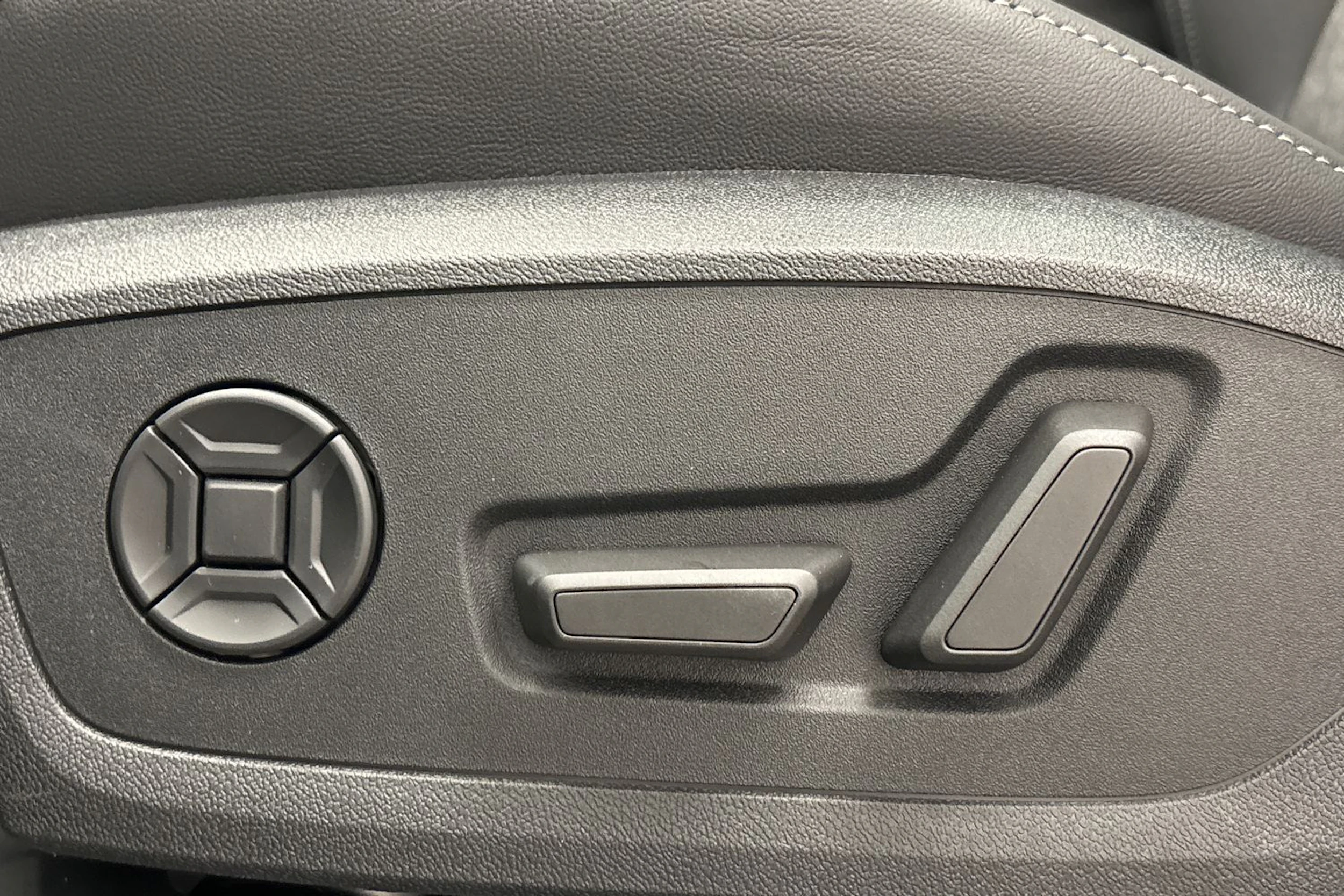 met. harmaa Audi Q6 e-tron 2026 kuva 12.