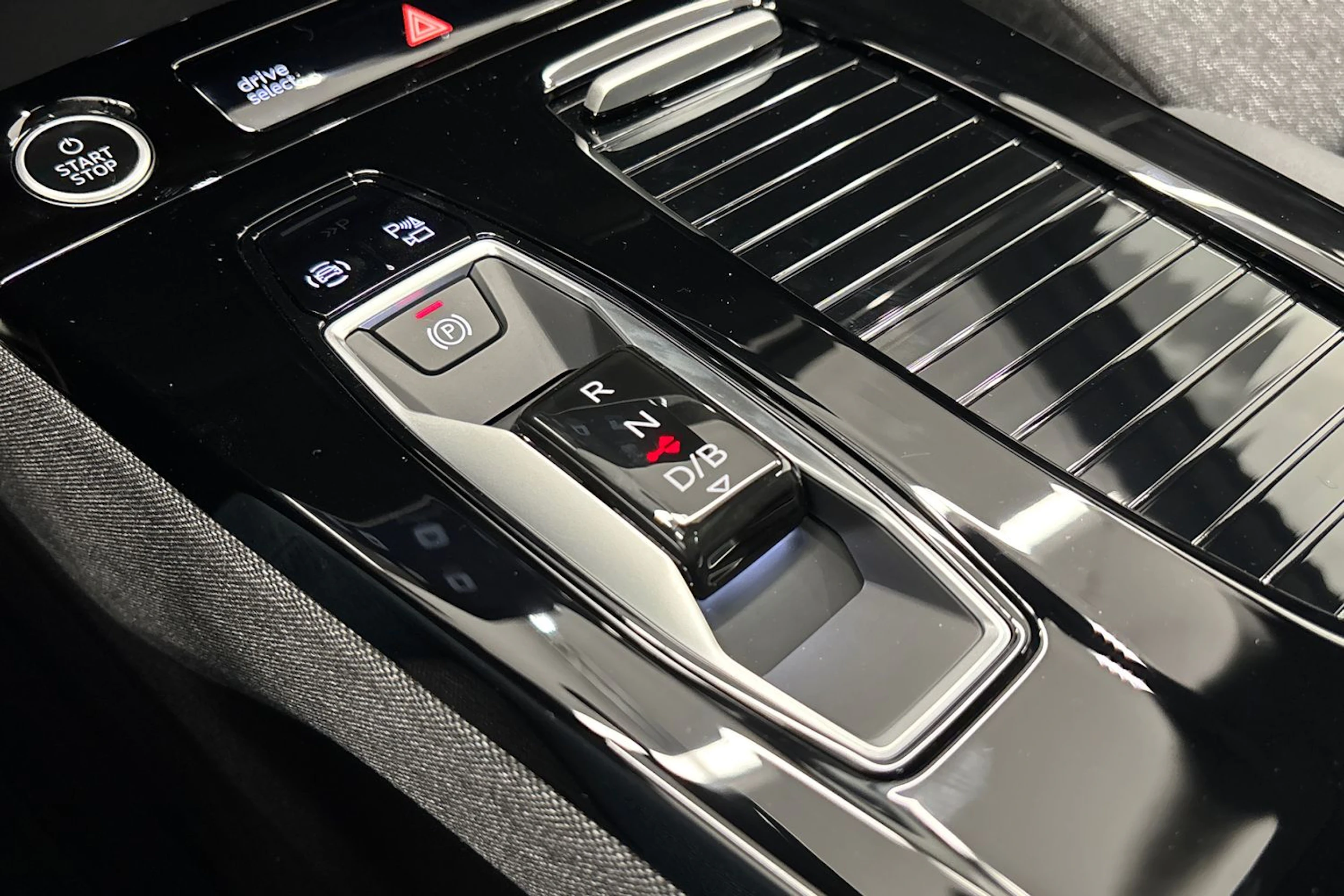 met. harmaa Audi Q6 e-tron 2026 kuva 29.