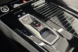 met. harmaa Audi Q6 e-tron 2026 kuva 29.