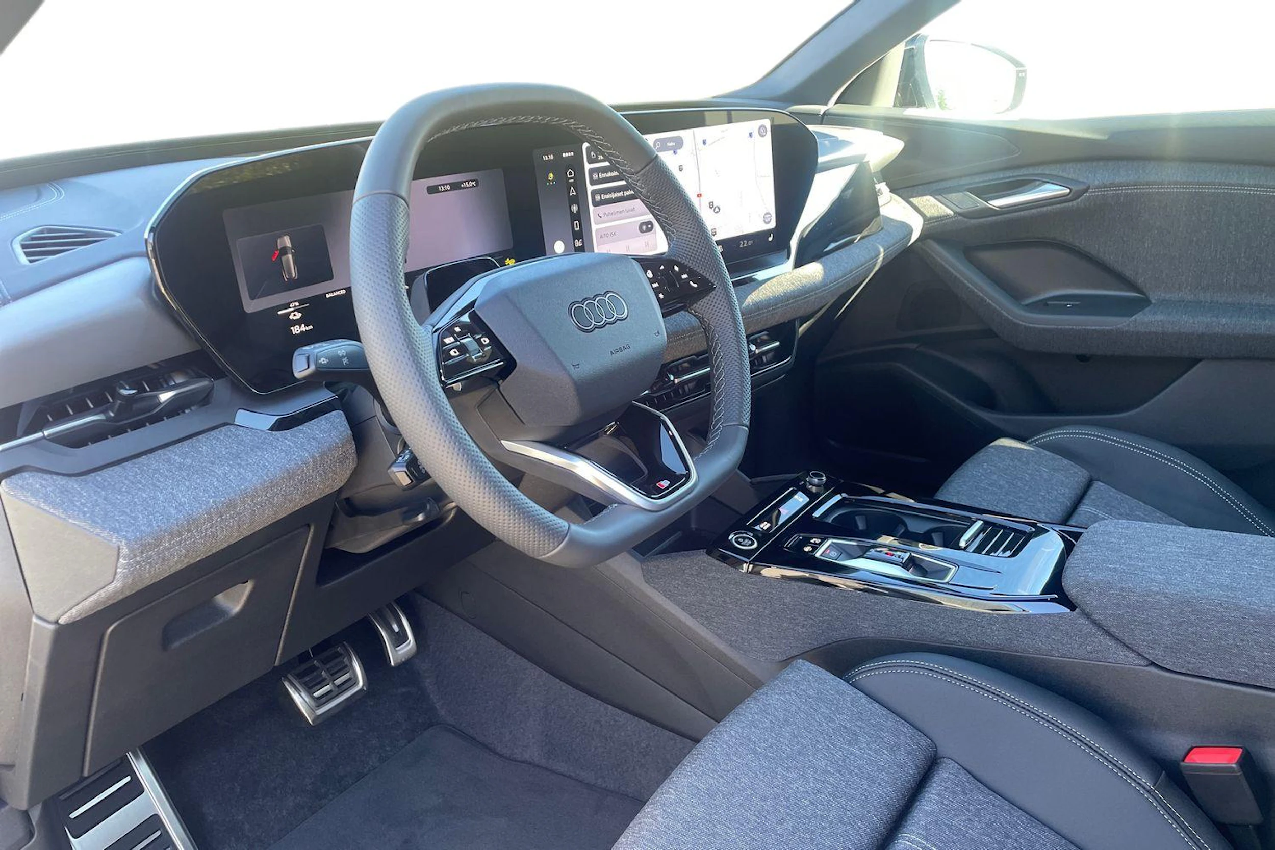valkoinen Audi Q6 e-tron 2026 kuva 6.