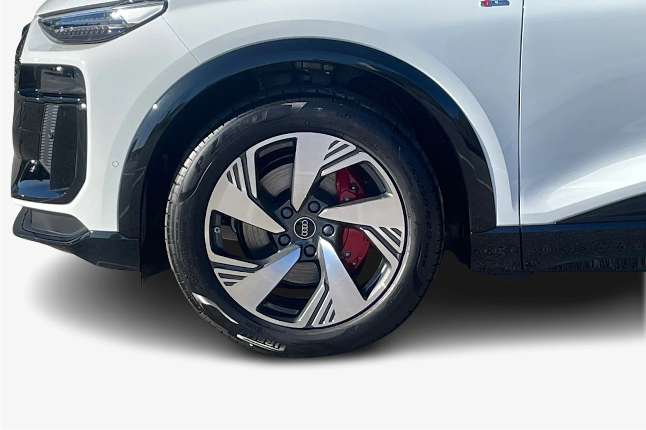 valkoinen Audi Q6 e-tron 2026 kuva 9.
