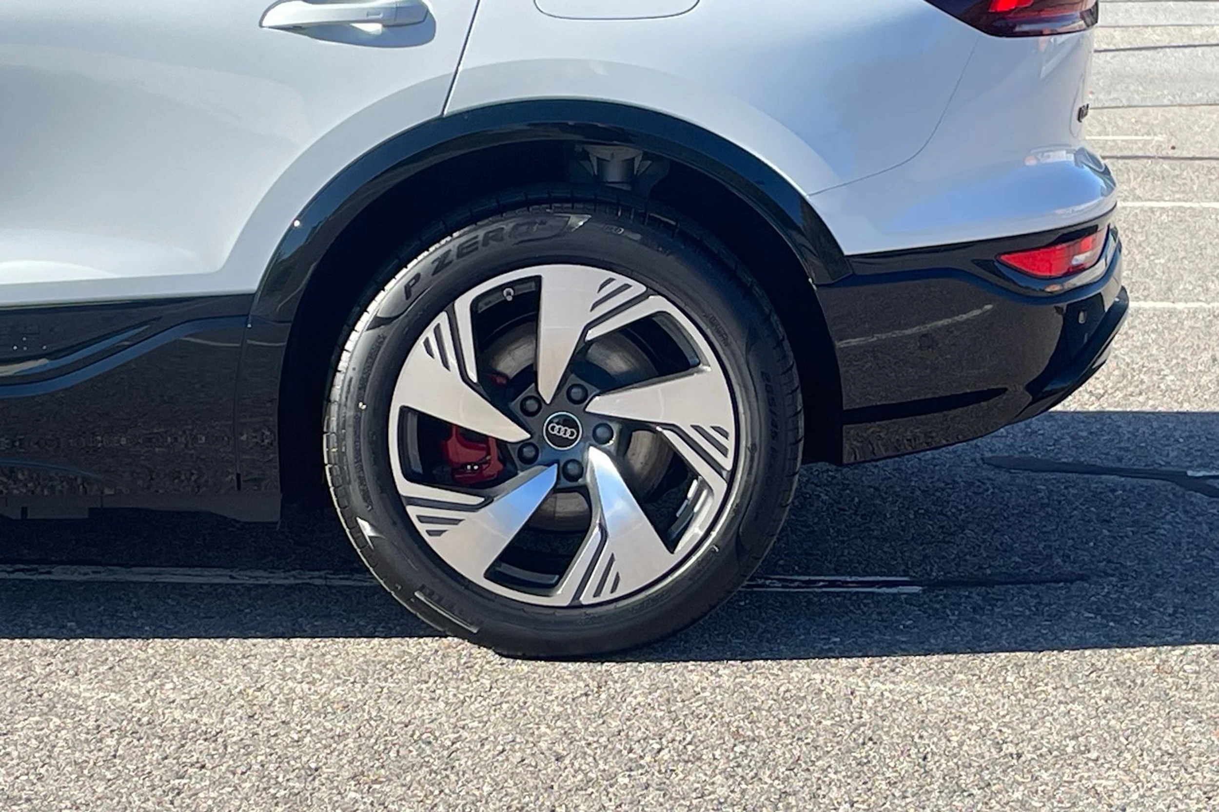 valkoinen Audi Q6 e-tron 2026 kuva 10.