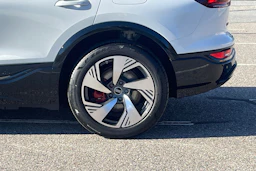 valkoinen Audi Q6 e-tron 2026 kuva 10.