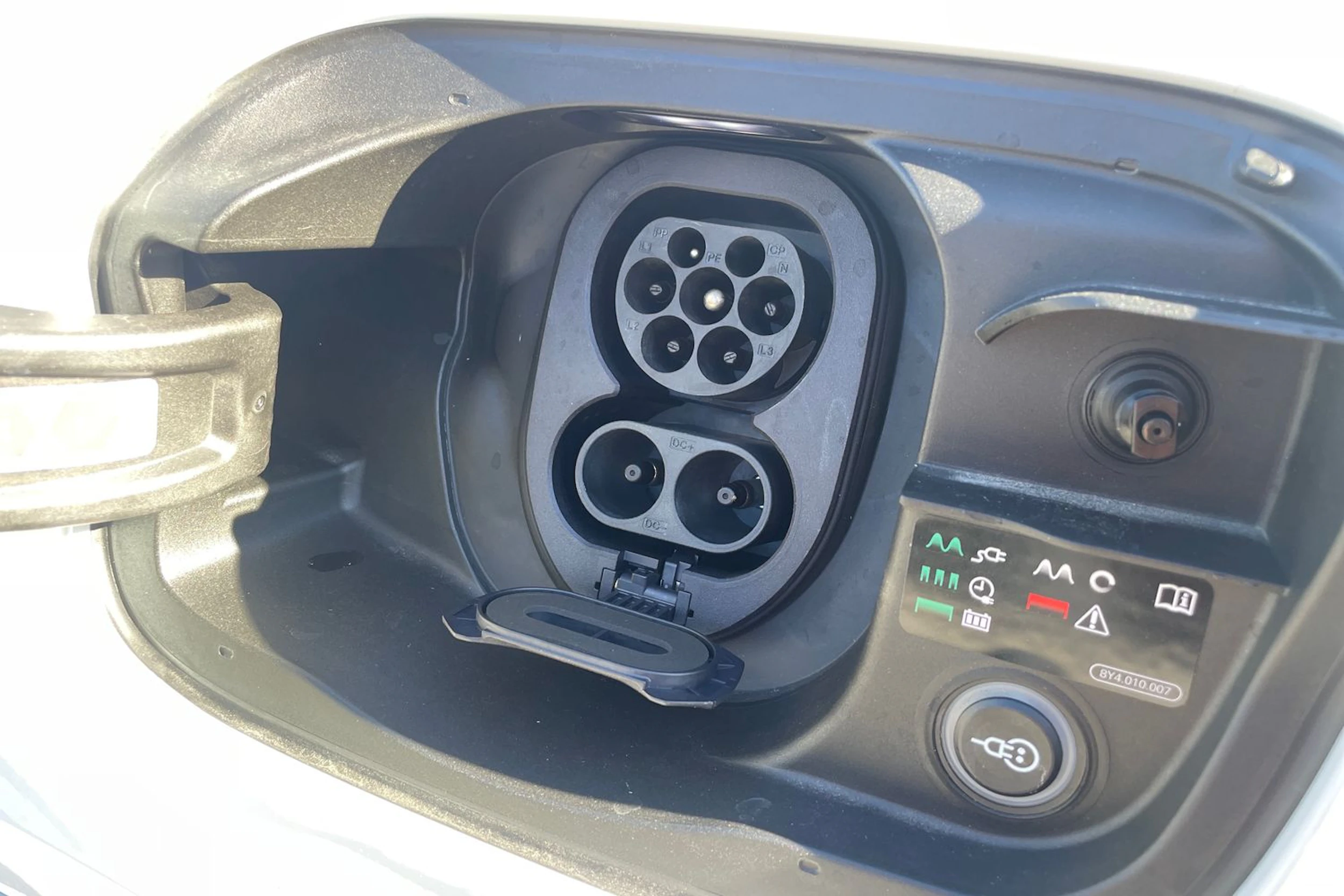 valkoinen Audi Q6 e-tron 2026 kuva 17.