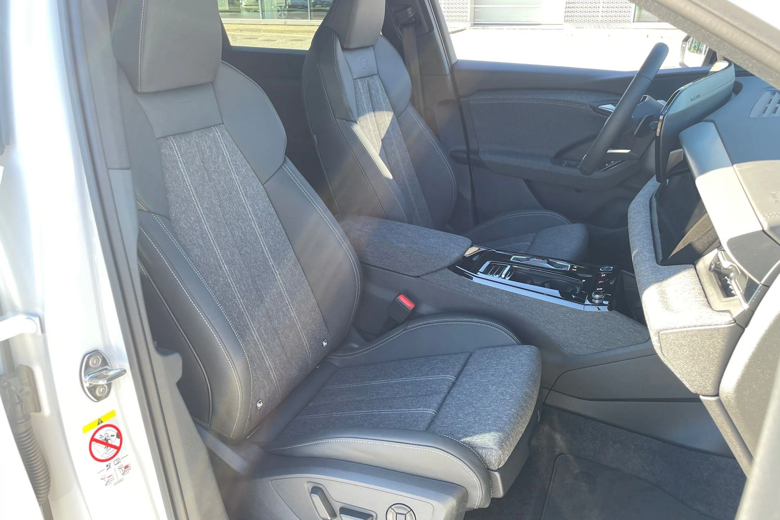 valkoinen Audi Q6 e-tron 2026 kuva 18.