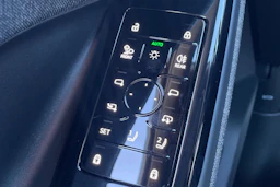 valkoinen Audi Q6 e-tron 2026 kuva 19.