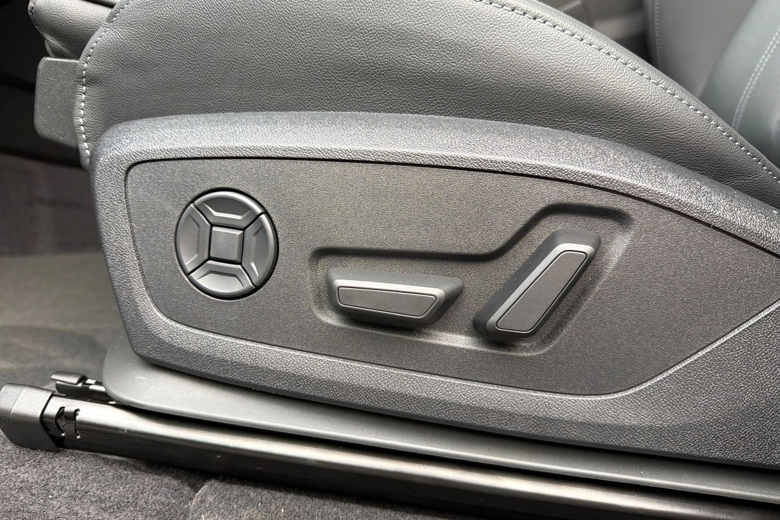 met. valkoinen Audi Q6 e-tron 2026 kuva 15.