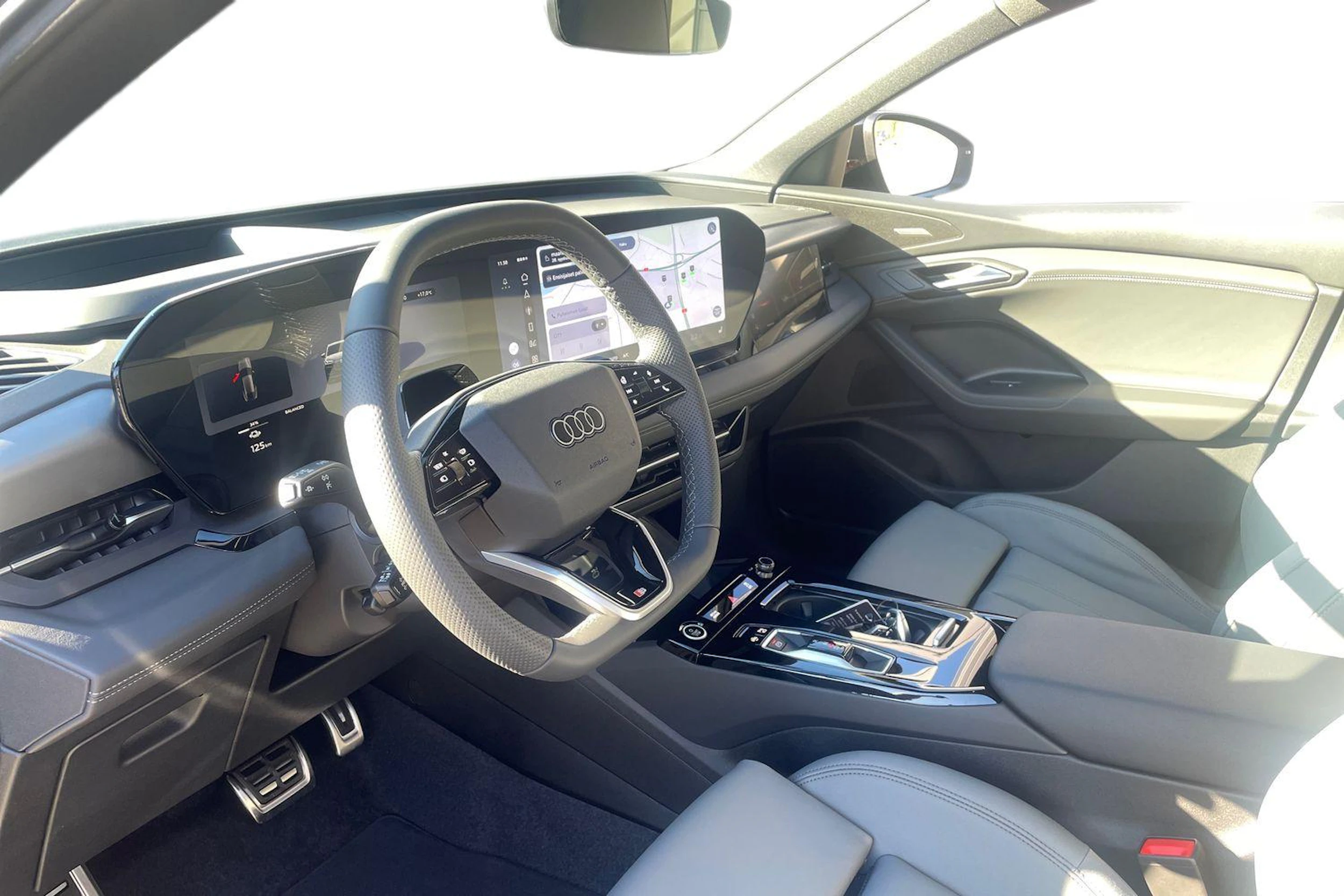 harmaa Audi Q6 e-tron 2026 kuva 6.