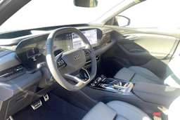 harmaa Audi Q6 e-tron 2026 kuva 6.