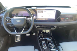 harmaa Audi Q6 e-tron 2026 kuva 7.
