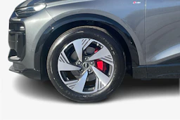 harmaa Audi Q6 e-tron 2026 kuva 9.